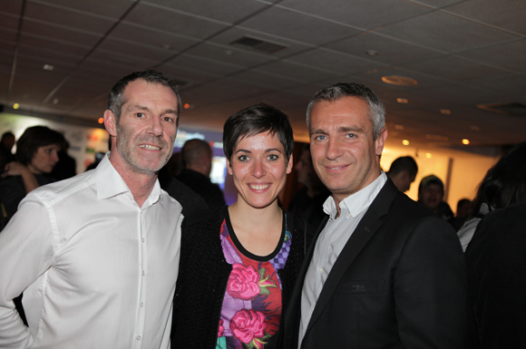 16. Frédéric Jannet (Valmorel Immobilier Soleil), capitaine de l’équipe de Valmorel, Florianne Perruisset, (Offiice du Tourisme de Valmorel) et Yann Delaigue, organisateur entouré des joueurs du Lou Rugby 