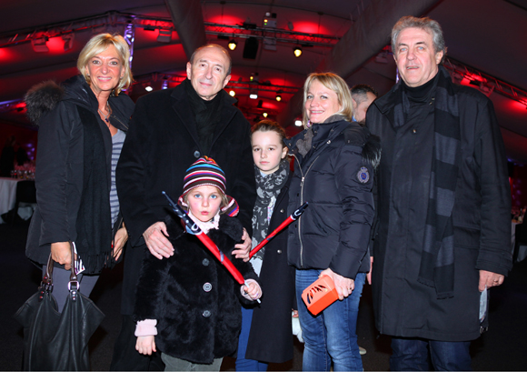 6. Marie-Odile Fondeur, adjointe au commerce, Gérard et Caroline Collomb avec leur filles  Camille et Clémence et Richard Brumm, adjoint aux Finances