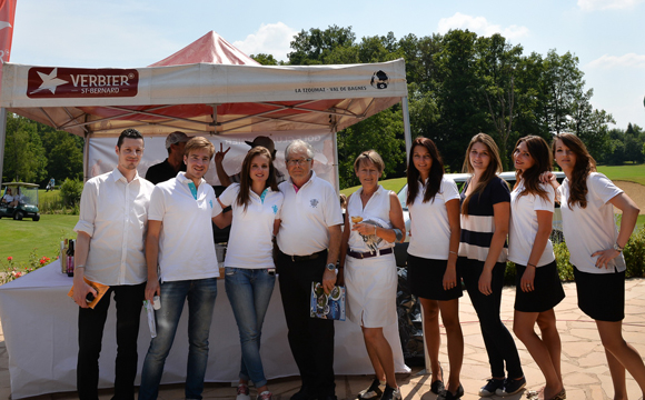 1. Raphaël Manceau (journaliste, petit-fils Maurice Bettant), Thibaut Desseignes (Smart), Laurie Beaujouen (communication Smart), Maurice Bettant (Trophée Smart), Malaurie, Gladys, Leslie, Charlène (New-Look Events)