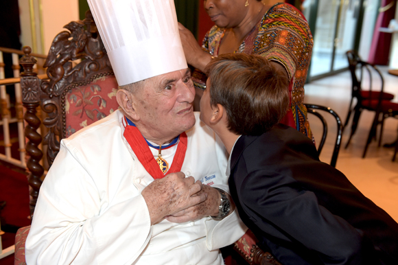 14. Paul Bocuse et son arrière-petit-fils Andréa