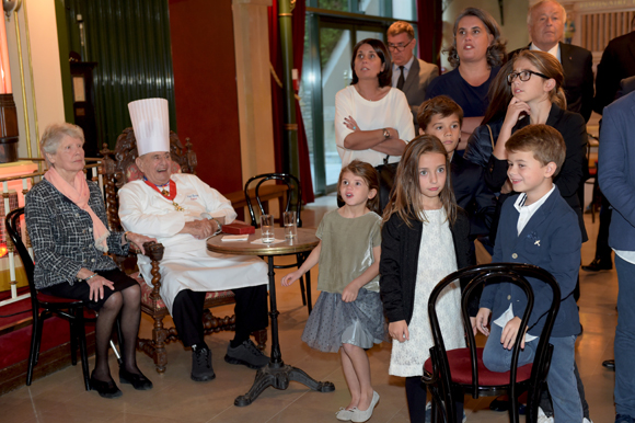 16. Paul Bocuse, son épouse Raymonde et leurs arrière-petits-enfants