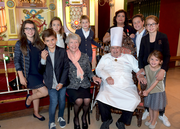 29. Paul Bocuse, son épouse Raymonde, leur fille Françoise et leurs  arrière petits enfants