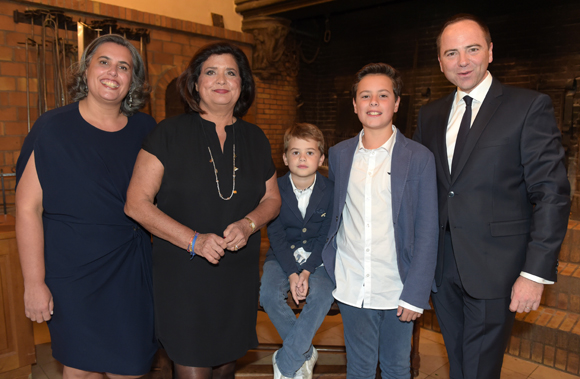 7. Françoise Bernachon, son gendre Vincent Le Roux, son épouse Stéphanie, leurs enfants Thomas et Antoine