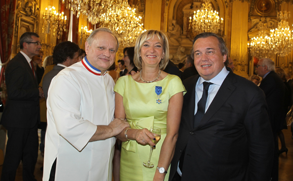 Marie-Odile Fondeur décorée de l’ordre du Mérite par Joël Robuchon