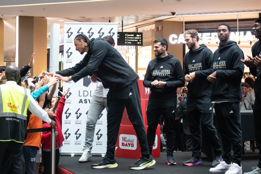 Ils étaient plusieurs centaines au centre commercial Westfield la Part-Dieu pour assister à la présentation de l'ASVEL. Photos © Margaux Nourry pour Lyon People