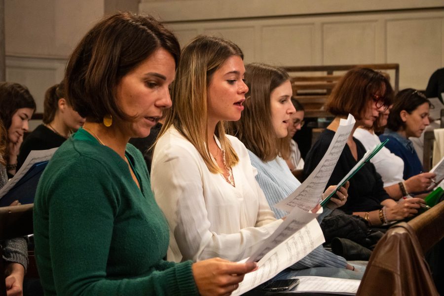 La chorale du concert est composée de 105 anciens Petits Chanteurs de Saint-Marc, issus de différentes générations